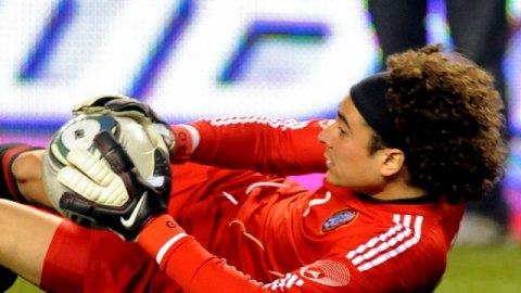 El portero mexicano del Ajaccio, Guillermo Ochoa, tuvo otra actuación
