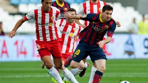 El delantero argentino del Barcelona, Lionel Messi, se lesionó durante el partido frente al Almería