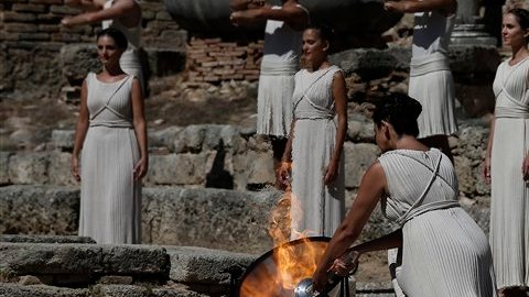 El fuego olímpico se enciende en Grecia con el calor de un espejo cóncavo.
