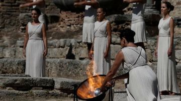 El fuego olímpico se enciende en Grecia con el calor de un espejo cóncavo.