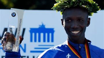 El maratonista keniano se llevó el primer lugar del maratón y el récord mundial.