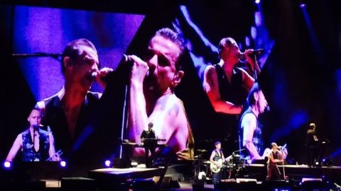 Dave Gahan en las pantallas centrales, liderando una vez más Depeche Mode.