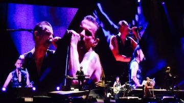 Dave Gahan en las pantallas centrales, liderando una vez más Depeche Mode.