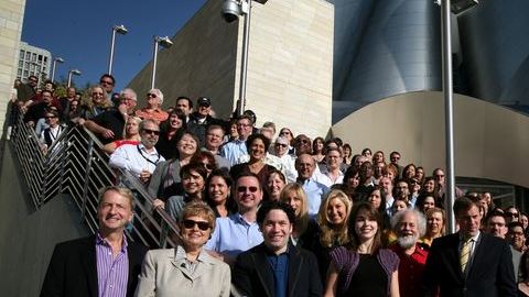 30 de septiembre de 2009: Deborah Borda (segunda izq., abajo), dio la bienvenida a Gustavo Dudamel (tercero izq.) a la Filarmónica en el Disney Concert Hall que este mes cumple diez años.