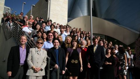 30 de septiembre de 2009: Deborah Borda (segunda izq., abajo), dio la bienvenida a Gustavo Dudamel (tercero izq.) a la Filarmónica en el Disney Concert Hall que este mes cumple diez años.