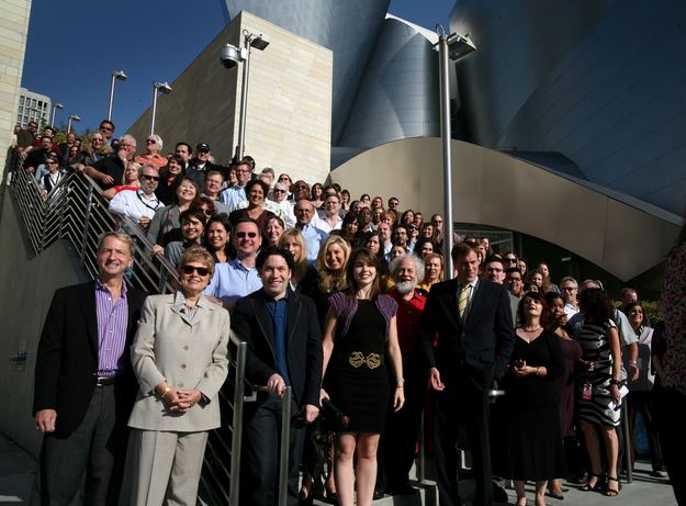 30 de septiembre de 2009: Deborah Borda (segunda izq., abajo), dio la bienvenida a Gustavo Dudamel (tercero izq.) a la Filarmónica en el Disney Concert Hall que este mes cumple diez años.
