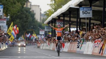 La holandesa Marianne Vos celebra al momento de cruzar la meta para ganar el oro en las calles de Florencia.