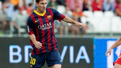 Lionel Messi (izq) anotó en el triunfo del Barcelona ayer sobre el Almeria, pero salió lesionado.