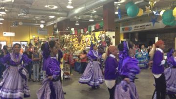 Además de comida típica del estado michoacano, el evento contó con la participación de varios grupos que dieron muestra de los bailes folklóricos.