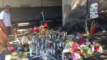 Así lucía el altar improvisado en San Fernando Blvd, a donde acudieron familiares y amigos de las víctimas del accidente.