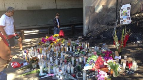 Así lucía el altar improvisado en San Fernando Blvd, a donde acudieron familiares y amigos de las víctimas del accidente.