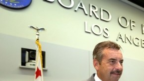 El jefe de la Policía de Los Ángeles, Charlie Beck, en su reunión  con la junta de comisionados de la institución.
