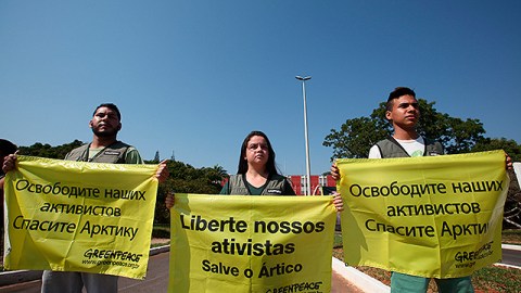 Un grupo de simpatizantes del grupo ecologista Greenpeace protagoniza una protesta silenciosa.