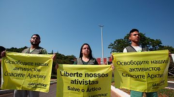Un grupo de simpatizantes del grupo ecologista Greenpeace protagoniza una protesta silenciosa.