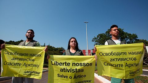 Un grupo de simpatizantes del grupo ecologista Greenpeace protagoniza una protesta silenciosa.