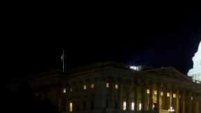 Legisladores continúan reunidos en el Capitolio en Washington DC, sin ceder terreno en su lucha por evitar un cierre federal, mientras la hora límite a medianoche del lunes se acerca.