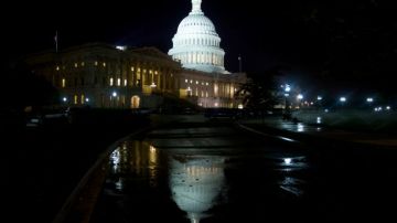 Legisladores continúan reunidos en el Capitolio en Washington DC, sin ceder terreno en su lucha por evitar un cierre federal, mientras la hora límite a medianoche del lunes se acerca.