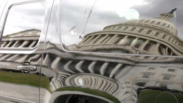 Congresistas siguen enfrascados en un debate sobre el posible cierre del Gobierno, en el Capitolio, acá en el reflejo sobre un vehículo.