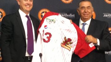 El gerente general de los Houston Astros Jeff Luhnow y José Antonio Mansur, presidente de las Águilas.