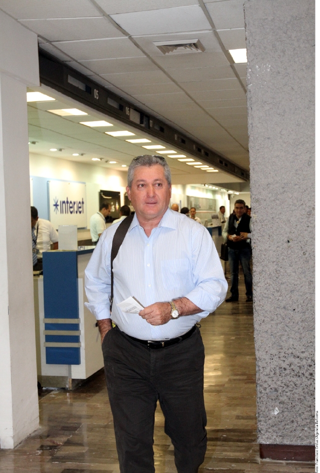 Víctor Manuel Vucetich (izq.) y Lucas Lobos arriban ayer al aeropuerto de Monterrey para viajar a la Ciudad de México.