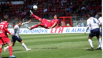 El toluqueño Raúl Nava dibuja una bella estampa futbolera al marcar el 2-0 del Toluca, que le pasó por encima a un  Atlante sin alma.