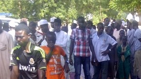 Rescatistas y familiares tratan de identificar algunos cuerpos de los estudiantes baleados por el grupo terrorista Boko Haram.