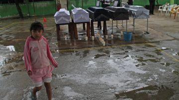Algunas víctimas por las grandes inundaciones son veladas en el puerto de Acapulco.