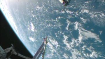 Esta foto de la NASA muestra a la nave Cygnus a unos 30 metros de la Estación Espacial Internacional.