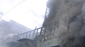 Humo y llamas por  explosión, ayer, que mató a muchos en calle concurrida de Peshawar,   Pakistán.