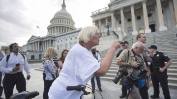 Una ciclista descarga su ira sobre los  congresistas republicanos cuando estos pedían en una conferencia de prensa frente al Capitolio, que  Harry Reid  llame al Senado a votar sobre el  presupuesto.