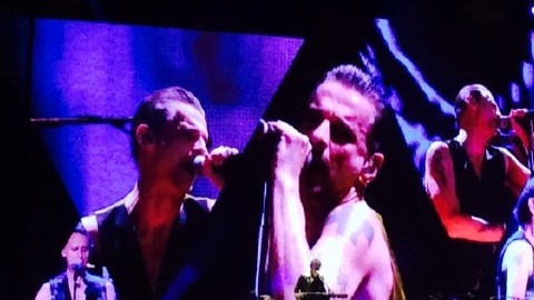Dave Gahan en las pantallas centrales, liderando una vez más Depeche Mode, el sábado por la noche.