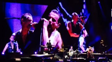 Dave Gahan en las pantallas centrales, liderando una vez más Depeche Mode, el sábado por la noche.