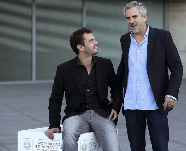 Jonás (der.) y  Alfonso Cuarón  escribieron el  guión de la película  'Gravity',  que es   protagonizada por los actores Sandra Bullock y George Clooney (en foto de abajo).