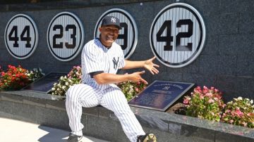 Mariano Rivera, de los Yankees de New York, el pasado 22 de septiembre  ante la placa de su retiro que ya está  empotrada en el Monument Park New Yankee Stadium.