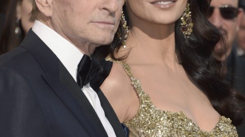 Michael Douglas (izq.) es una de las figuras públicas que padece de cáncer a la garganta. Según declaró el actor, éste se originó por el virus de papiloma humano.