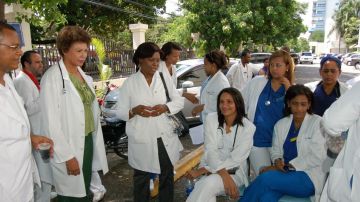 Los médicos de República Dominicana detuvieron sus labores en busca de un incremento de sueldo.