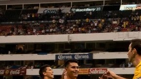El ecuatoriano Narciso Mina celebra su gol con sus compañeros del América