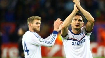 El jugador del Chelsea Frank Lampard (di) y su compañero Andre Schuerrle (i) celebran la victoria ante el Steaua de Bucarest
