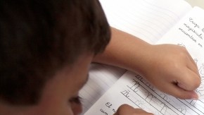 Según las autoridades escolares,  solo un 12% de los estudiantes que se ausentan regularmente de la escuela, leen a nivel de grado.