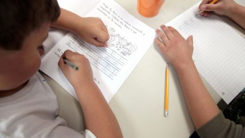 Según las autoridades escolares, solo un 12% de los estudiantes que se ausentan regularmente de la escuela, leen a nivel de grado.