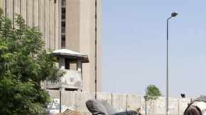 Una mujer iraquí camina por donde se ha registrado un atentado con coche-bomba. Un paisaje de destrucción y muerte.