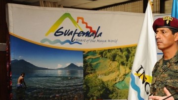 El ministro guatemalteco del Interior, Mauricio López Bonilla, en rueda de prensa en Ciudad de Guatemala.