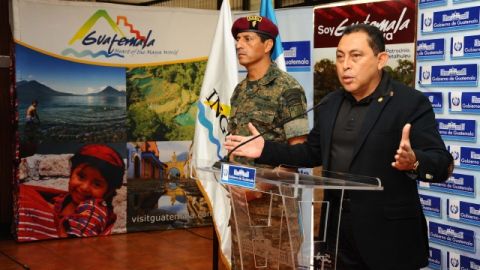 El ministro guatemalteco del Interior, Mauricio López Bonilla, en rueda de prensa en Ciudad de Guatemala.