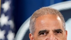 El Fiscal General, Eric Holder, explicó que desafiará las provisiones críticas de la legislación HB 589, firmada  por el gobernador republicano, Pat McCrory, que considera discriminatoria.