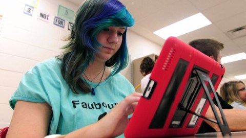 Cientos de adolescentes que recibieron iPads en sus escuelas, hallaron la forma de sortear la barrera de seguridad que impide acceso a determinados sitios en Internet.