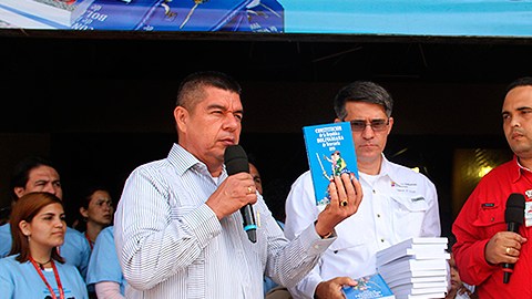Los secretarios llevaron su iniciativa a estaciones del transporte público subterráneo en el centro y oeste de Caracas.