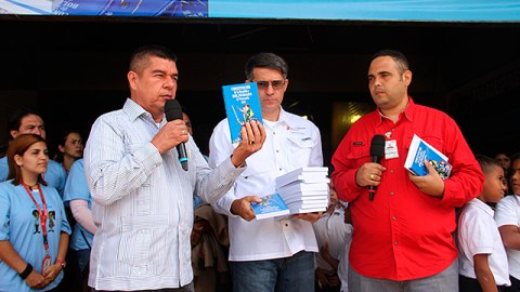Los secretarios llevaron su iniciativa a estaciones del transporte público subterráneo en el centro y oeste de Caracas.
