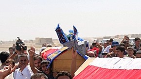 Un grupo de iraquíes suníes portan los ataúdes de hermanos muertos a causa de la violencia que prevalece en Irak.