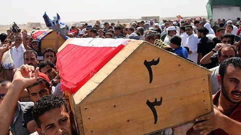 Un grupo de iraquíes suníes portan los ataúdes de hermanos muertos a causa de la violencia que prevalece en Irak.