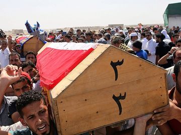 Un grupo de iraquíes suníes portan los ataúdes de hermanos muertos a causa de la violencia que prevalece en Irak.